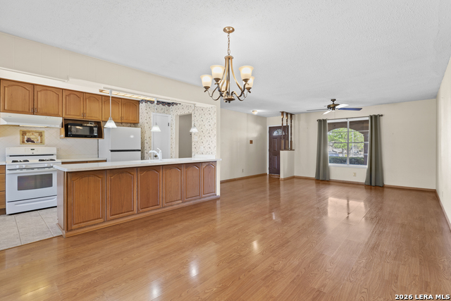 Image 5 of 40 For 7337 Leading Oaks St.