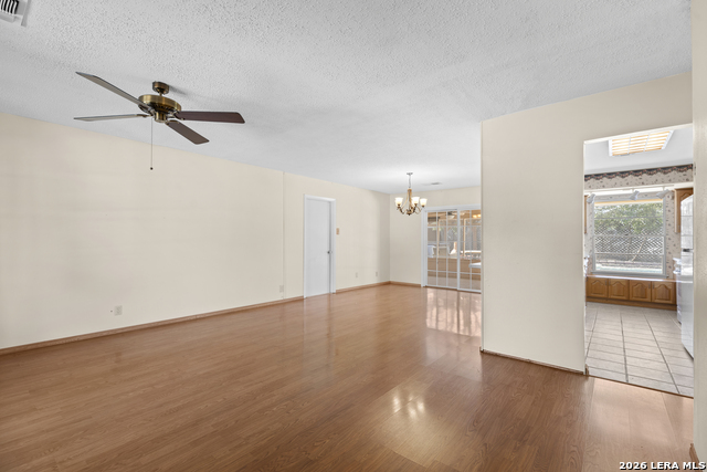 Image 9 of 40 For 7337 Leading Oaks St.