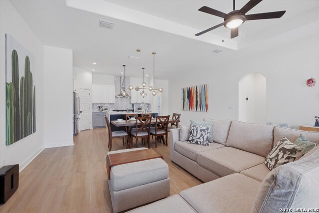 Image 11 of 29 For 331 E Lambert St