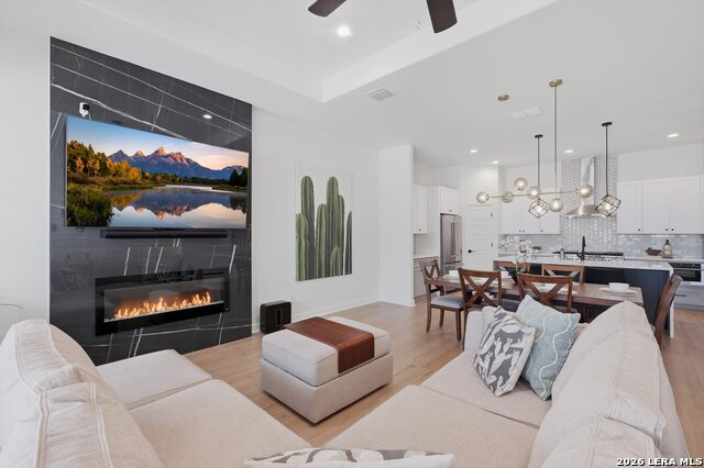 Image 12 of 29 For 331 E Lambert St