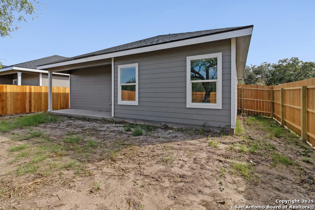 Image 18 of 24 For 806 Huntington St W