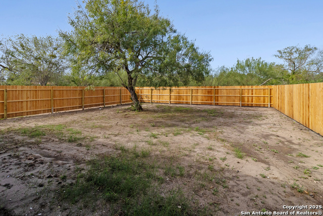 Image 21 of 24 For 806 Huntington St W