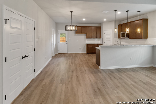 Image 4 of 24 For 806 Huntington St W