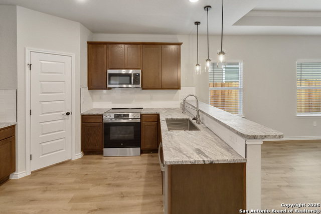 Image 6 of 24 For 806 Huntington St W