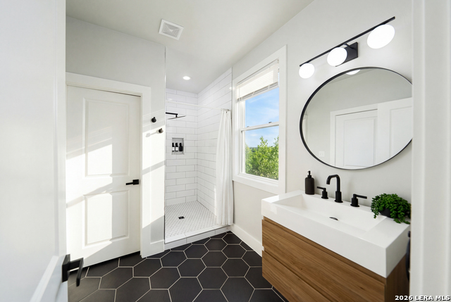 Image 24 of 29 For 423 Mesquite St N