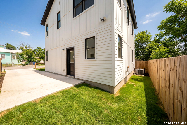 Image 27 of 29 For 423 Mesquite St N