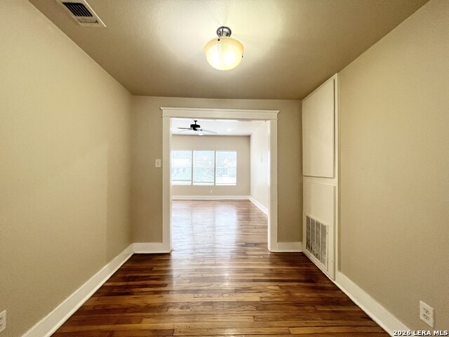 Listing photo id 9 for 1539 Woodlawn Ave W 2