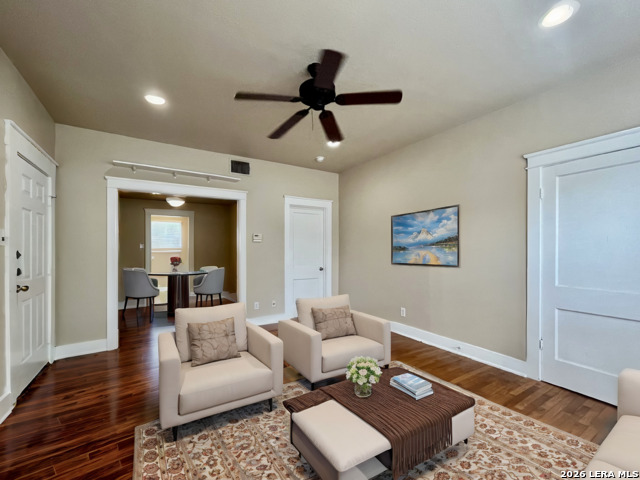 Listing photo id 0 for 1539 Woodlawn Ave W 2