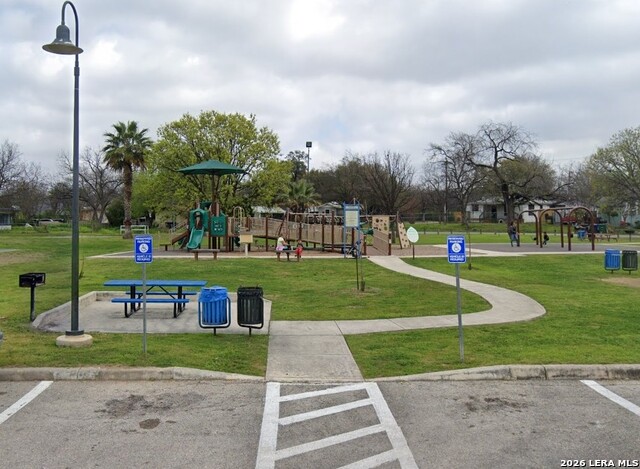 Listing photo id 22 for 1539 Woodlawn Ave W 2