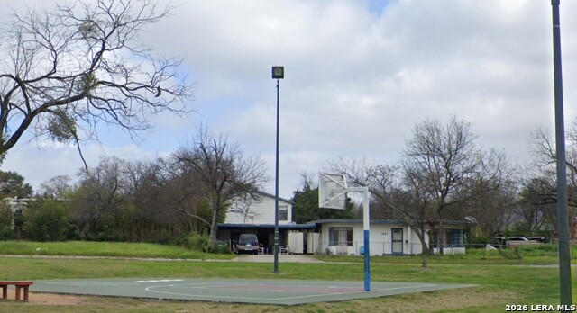 Listing photo id 23 for 1539 Woodlawn Ave W 2