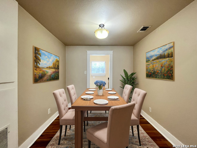 Listing photo id 2 for 1539 Woodlawn Ave W 2