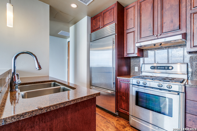 Image 9 of 28 For 610 Market E Unit 2510