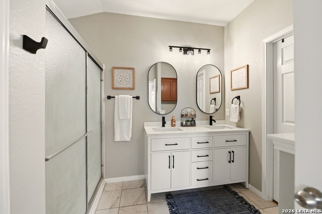 Listing photo id 26 for 911 Karah  