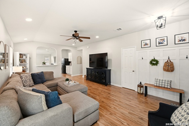 Listing photo id 3 for 911 Karah  