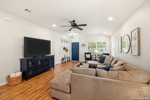 Listing photo id 4 for 911 Karah  