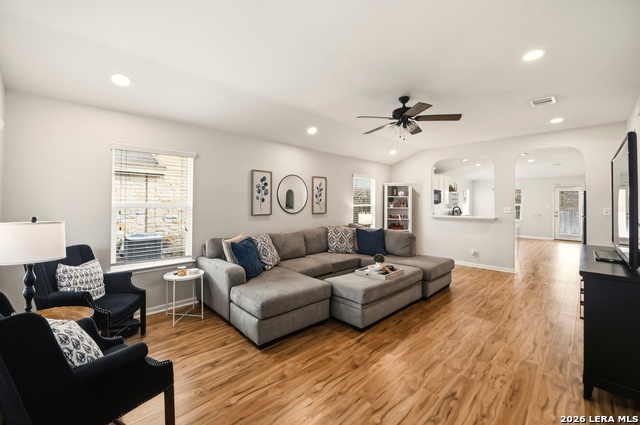 Listing photo id 5 for 911 Karah  