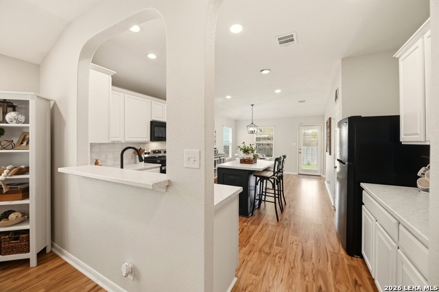 Listing photo id 7 for 911 Karah  