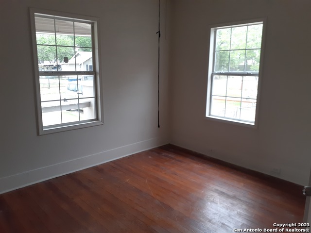 Image 4 of 6 For 116 Young W