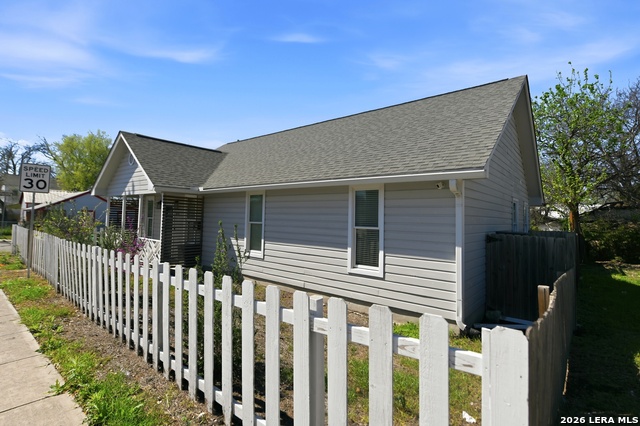 Image 2 of 37 For 419 Hackberry