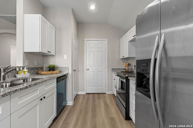 Image 17 of 45 For 611 Whiting  