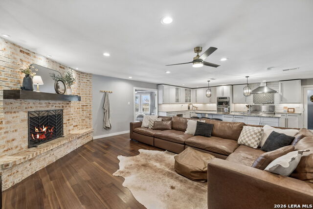 Listing photo id 12 for 677 Floral  