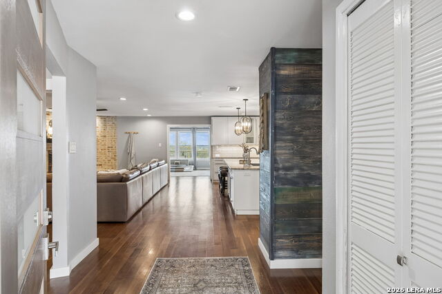 Listing photo id 4 for 677 Floral  