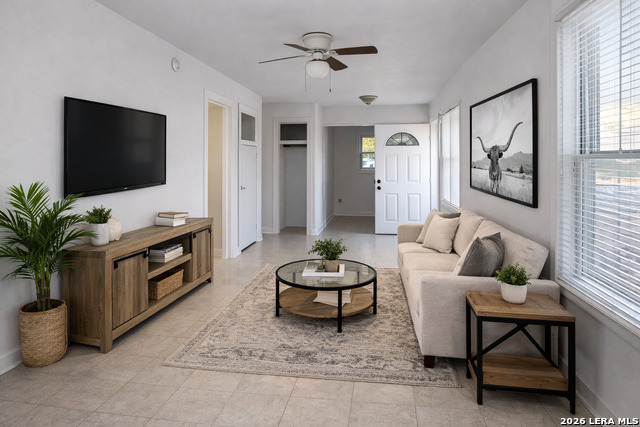 Image 4 of 9 For 913 Houston  