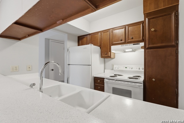 Image 15 of 27 For 8702 Village Dr  123