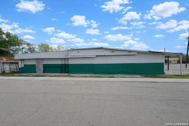 Image 4 of 46 For 3239 Commerce St. W