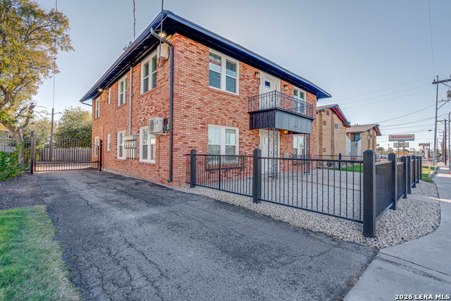 Image 4 of 32 For 316 Cypress St W