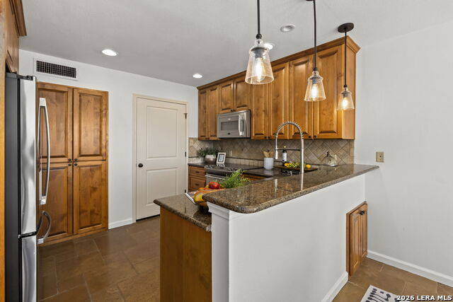 Image 9 of 36 For 105 E Tapatio Dr