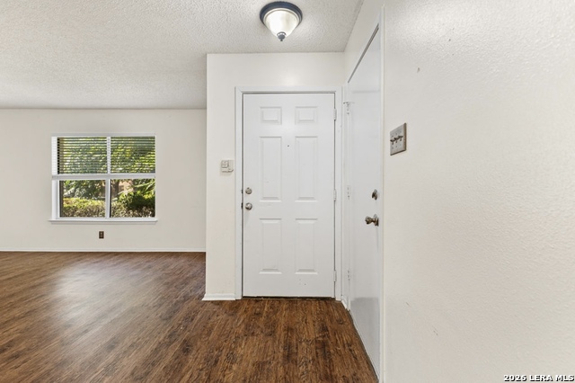 Listing photo id 0 for 9806 Kelton  