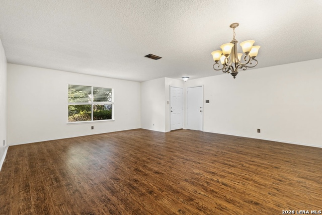 Listing photo id 2 for 9806 Kelton  