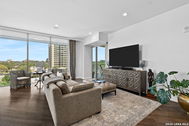 Image 6 of 32 For 4242 Broadway  606