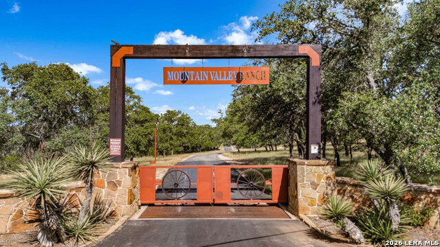 Listing photo id 1 for 916 Private Road 2532