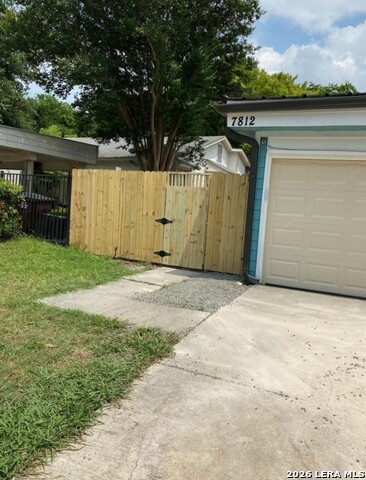 Image 9 of 9 For 7812 Broadwick