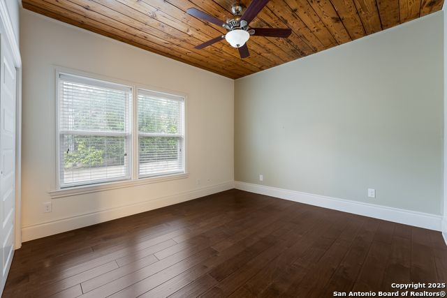 Image 21 of 37 For 402 Elmhurst