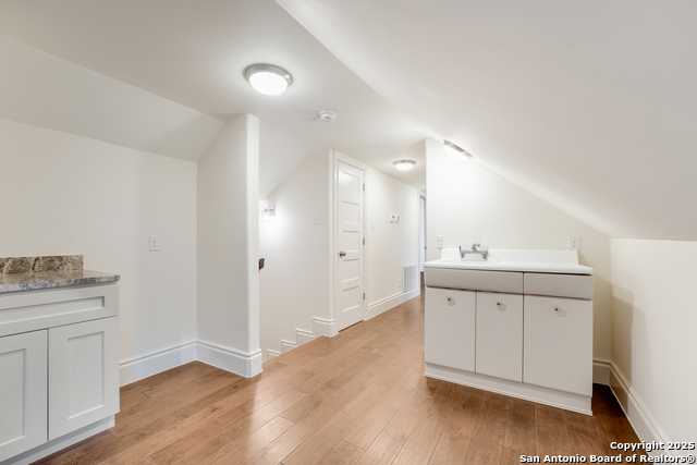 Image 24 of 37 For 402 Elmhurst