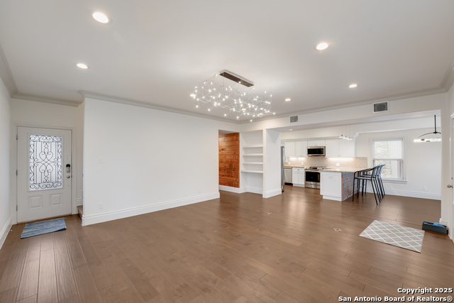 Image 4 of 37 For 402 Elmhurst