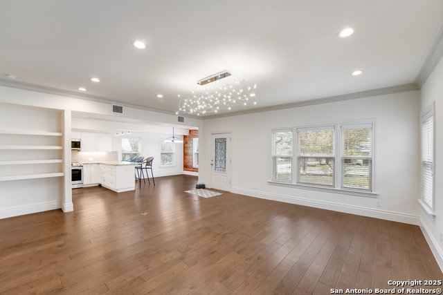 Image 5 of 37 For 402 Elmhurst