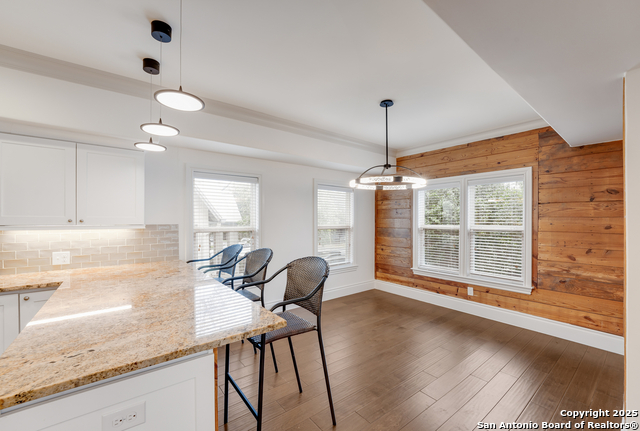 Image 8 of 37 For 402 Elmhurst