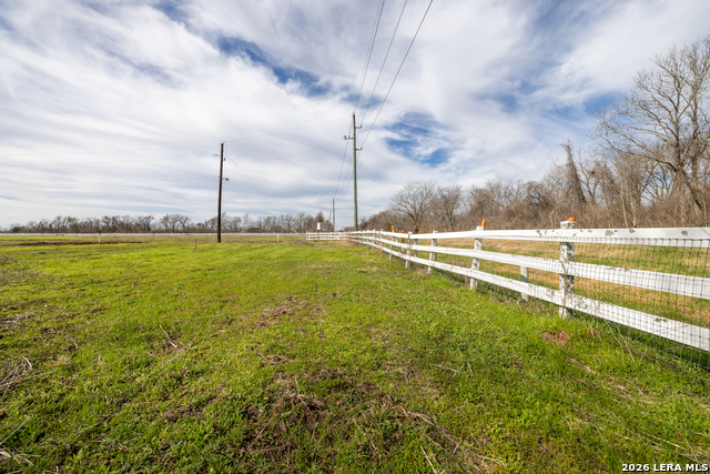 Listing photo id 0 for 33715 Fm 1093