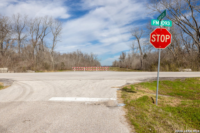 Listing photo id 5 for 33715 Fm 1093