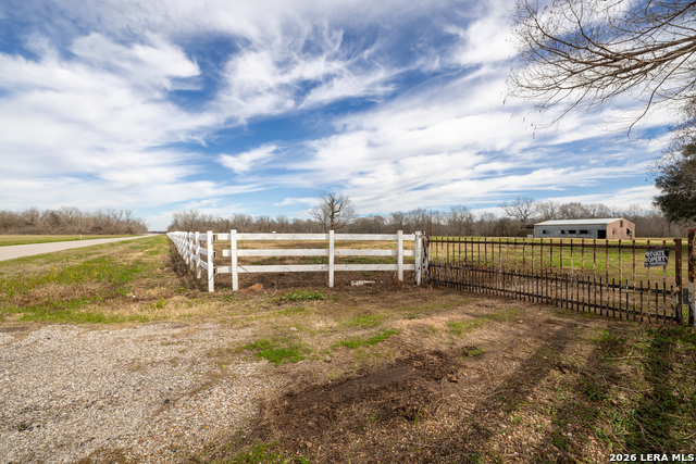 Listing photo id 7 for 33715 Fm 1093