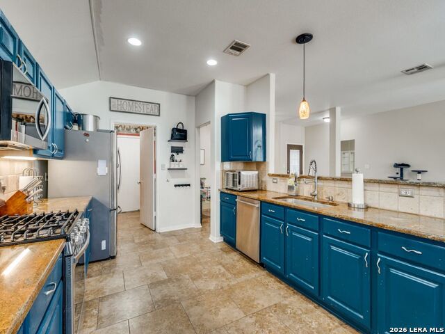 Listing photo id 3 for 8102 Braun Forest