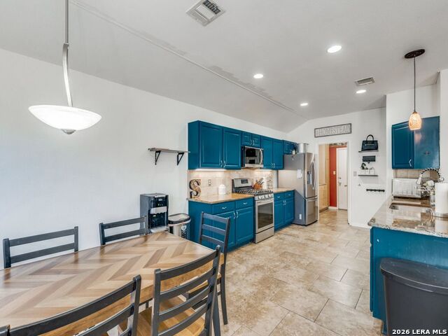 Listing photo id 6 for 8102 Braun Forest