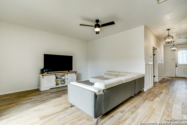 Image 21 of 33 For 21110 Foothill Pine