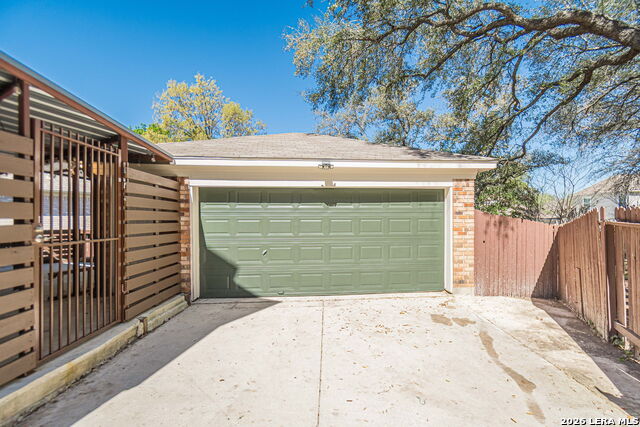 Image 3 of 42 For 10449 Trailway Oak