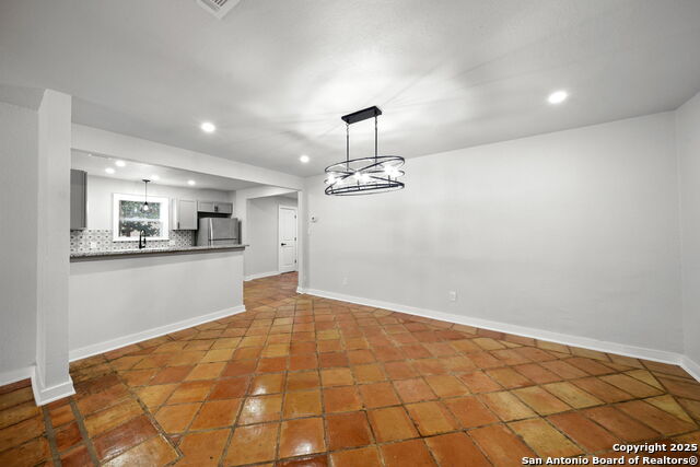 Image 11 of 24 For 1046 Hillcrest Dr