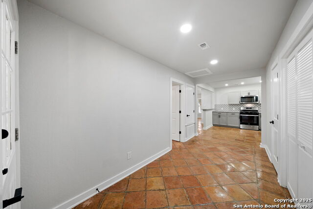 Image 4 of 24 For 1046 Hillcrest Dr